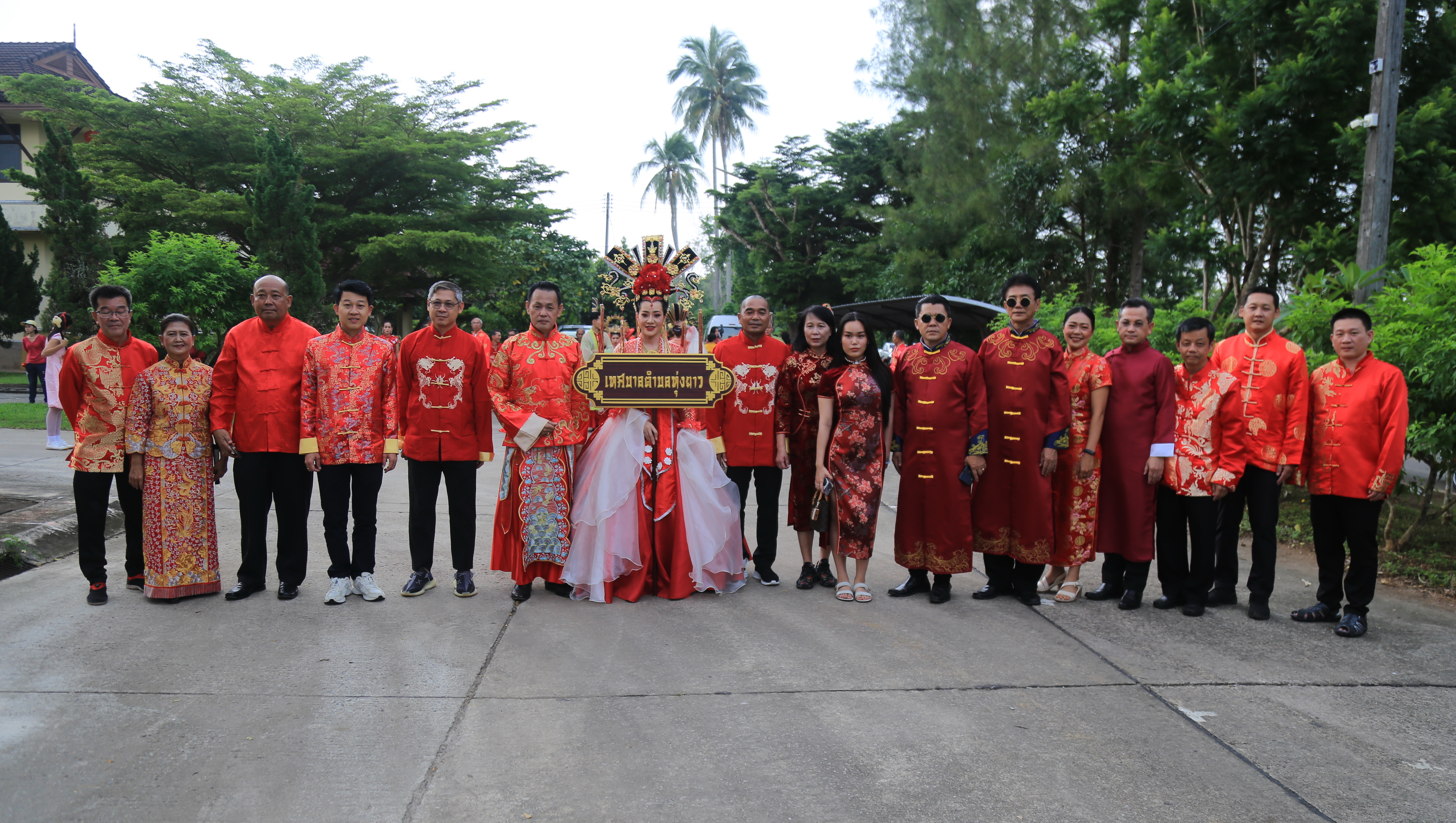 ร่วมเดินขบวนพาเหรดโครงการอนุรักษ์และสืบสานประเพณีไหว้พระจันทร์ ประจำปี 2566