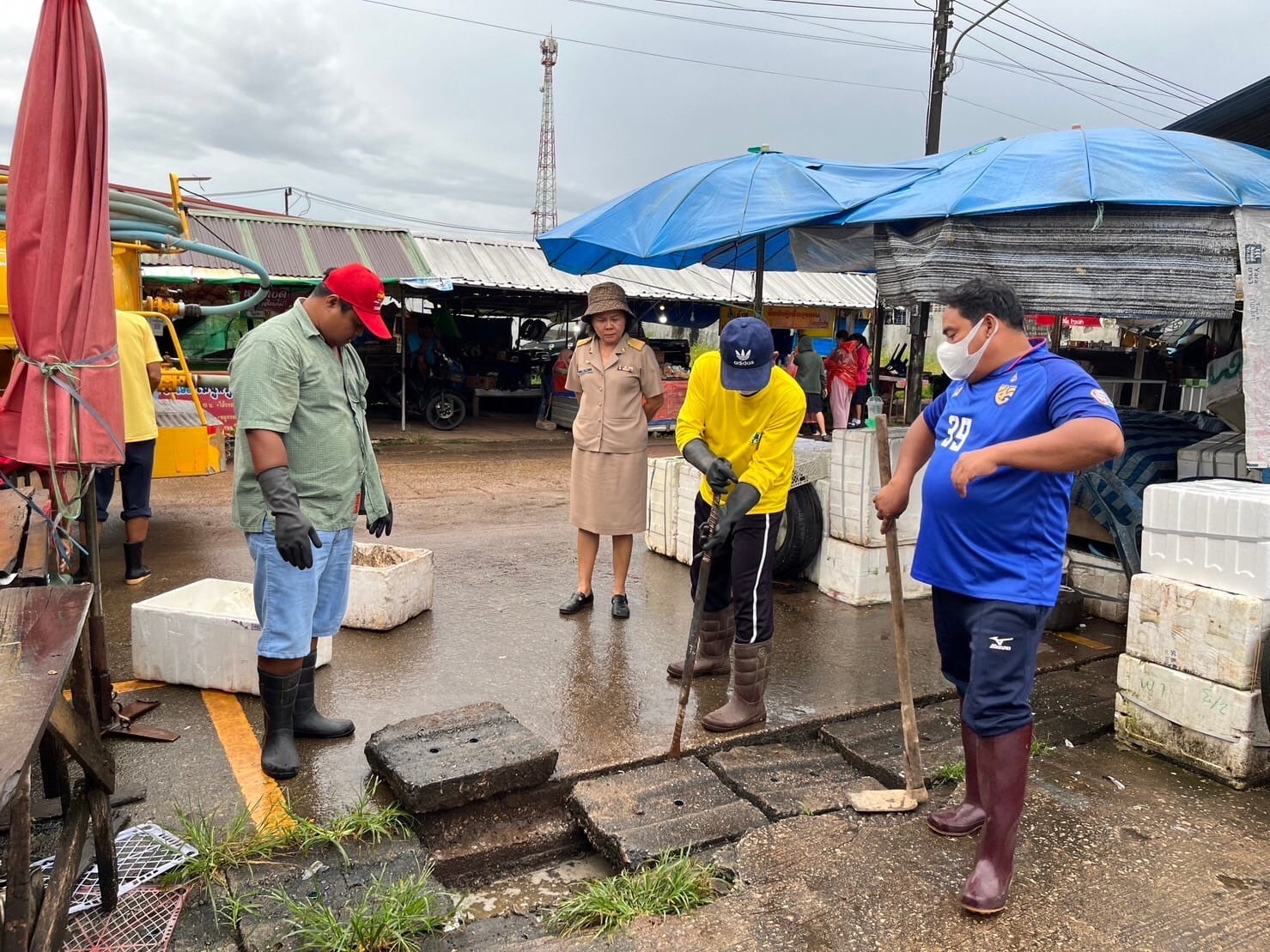 ดำเนินการเพื่อล้างตลาดตามหลักสุขาภิบาลและฉีดพ่นหมอกควันกำจัดยุงลายเพื่อป้องกันโรคไข้เลือดออก พร้อมกับประชาสัมพันธ์ให้ความรู้การป้องกันโรคเลปโตสไปโรสิส (โรคฉี่หนู)