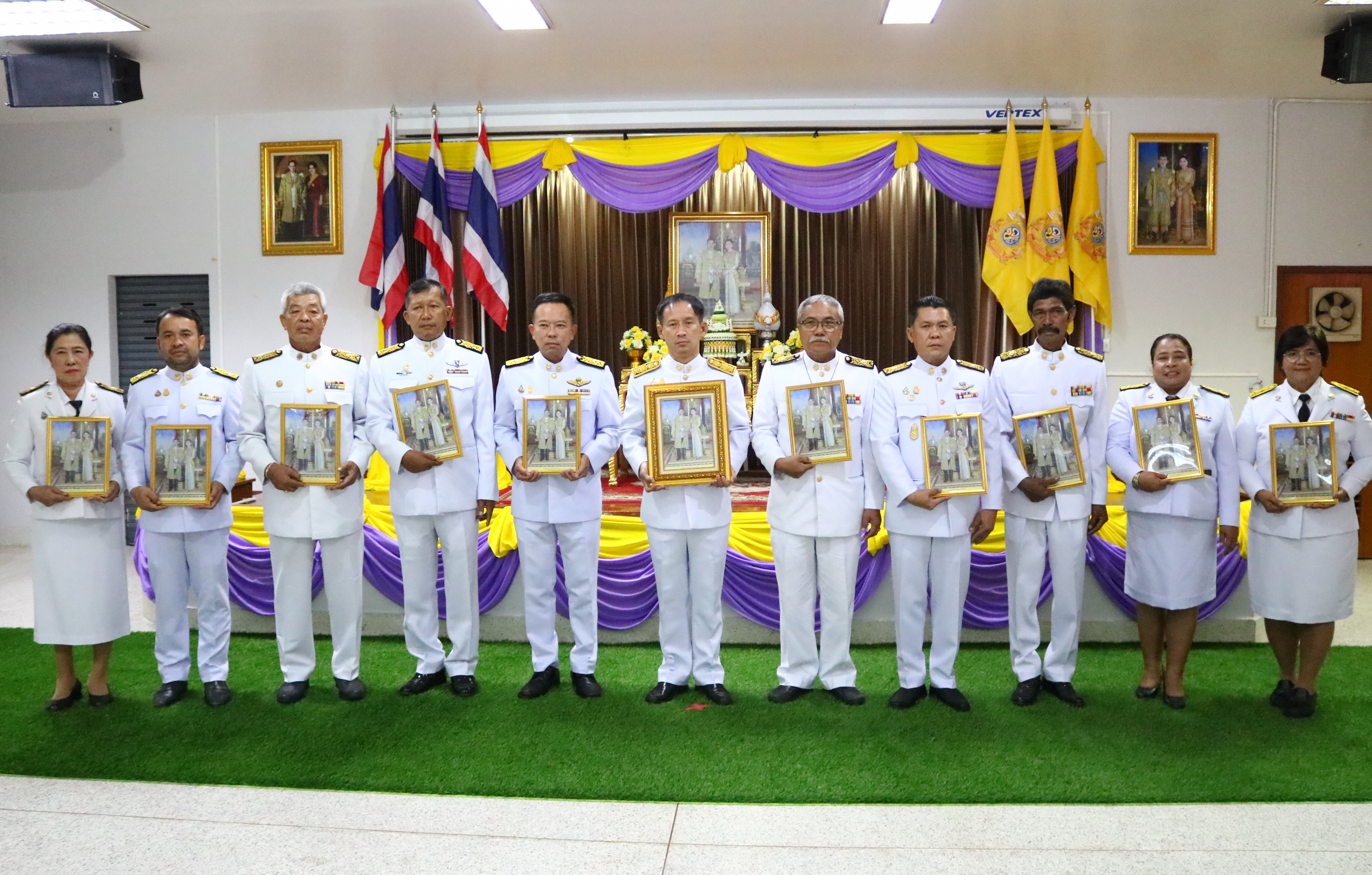 ร่วมพิธีรับพระราชทานพระบรมฉายาลักษณ์ พระบาทสมเด็จพระเจ้าอยู่หัว และสมเด็จพระนางเจ้า ฯ พระบรมราชินี ณ อาคารอเนกประสงค์ เทศบาลนครตรัง ชั้น 1 อำเภอเมืองตรัง จังหวัดตรัง